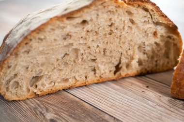 Dilimlenmiş mayalı çavdar ekmeği..