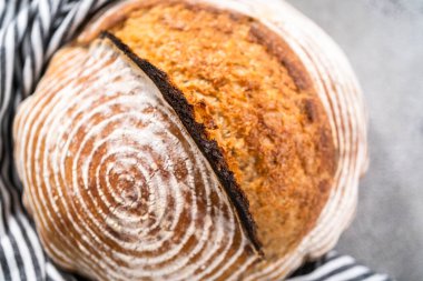 Taze fırınlanmış buğday ekmeği ekmeği ve ekmek koruma sepetinden işaretler..