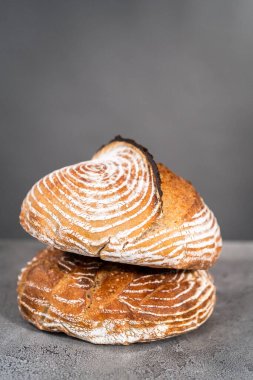 Taze fırınlanmış buğday ekmeği ekmeği ve ekmek koruma sepetinden işaretler..