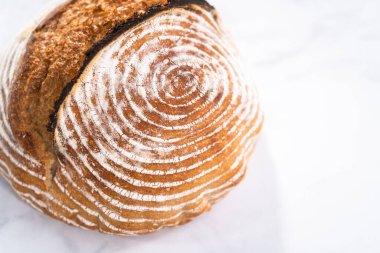 Taze fırınlanmış buğday ekmeği ekmeği ve ekmek koruma sepetinden işaretler..