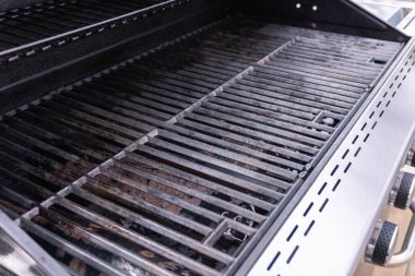 Temiz altı ocaklı ızgara yaz ızgarasına hazır..