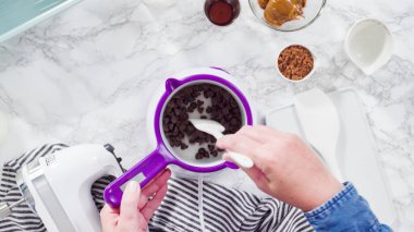 Düz yatıyordu. Adım adım. El yapımı mutfak mikserinde ev yapımı çikolatalı dondurma hazırlıyorum..