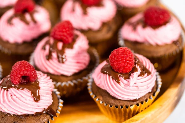 Cupcakes Gourmands Framboise Chocolat Arrosés Ganache Chocolat Garnis Une Framboise — Photo