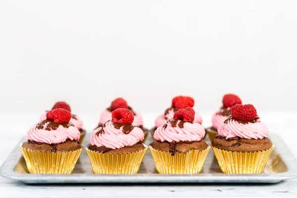 Gourmet Schokolade Himbeer Cupcakes Mit Schokolade Ganache Beträufelt Und Mit — Stockfoto