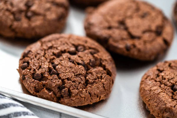 Biscoitos Chocolate Duplo Recém Assados Uma Assadeira — Fotografia de Stock