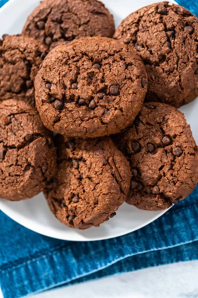 Vers Gebakken Dubbele Chocolade Chip Koekjes Een Witte Plaat — Stockfoto