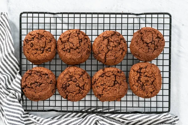 Deitado Biscoitos Chocolate Duplo Recém Assados Rack Resfriamento — Fotografia de Stock