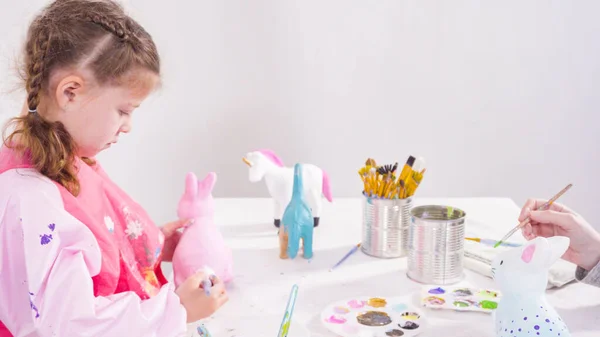 Маленька Дівчинка Малює Паперові Фігурки Акриловою Фарбою Свого Домашнього Мистецького — стокове фото