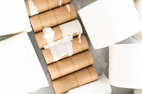 Rollos Nuevos Vacíos Papel Higiénico Blanco Sobre Fondo Gris —  Fotos de Stock