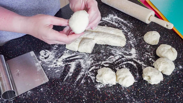 Preparare Pane Piatto Sul Bancone Della Cucina Residenziale — Foto Stock