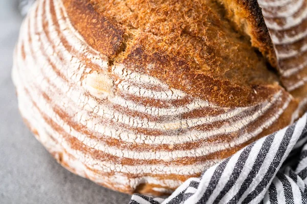 パンの防水バスケットからマークと小麦の生地のパンの焼きたてのローフ — ストック写真