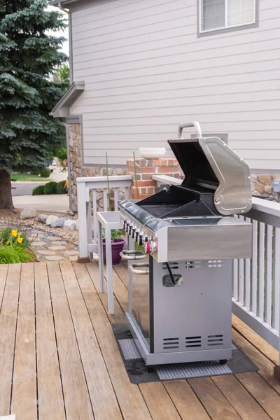 Outdoor Zes Pits Gas Grill Achterpatio Van Een Luxe Eengezinswoning — Stockfoto