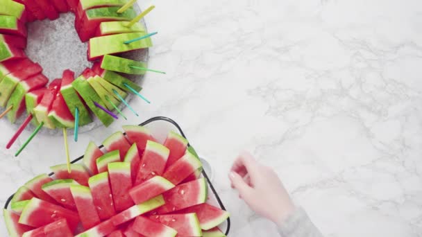 Plat Gelegd Kleine Plakjes Rode Zaadloze Watermeloen Het Dienblad Voor — Stockvideo