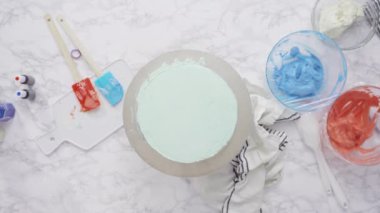 Adım adım. Üç katlı vanilyalı kekin üstüne tereyağlı roket..