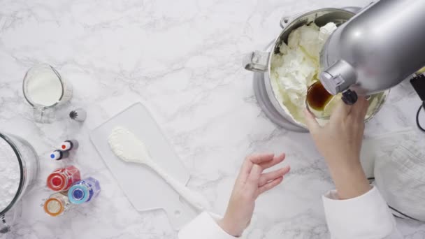 一步一步 在站立的厨房搅拌器中混合配料使奶油结霜 — 图库视频影像