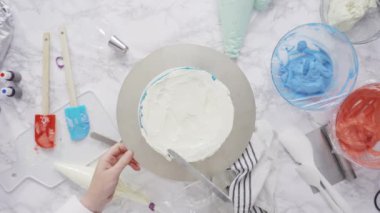 Adım adım. Yuvarlak üç katlı vanilyalı pasta yapmak için pasta katmanları yığılıyor.