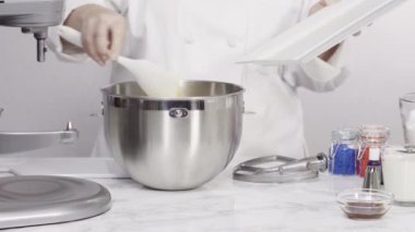 Adım adım. Tereyağlı krema yapmak için mutfak mikserinin malzemelerini karıştırıyorum..