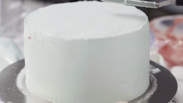Шаг Шагом Глазурь Вокруг Трехслойного Ванильного Торта Глазурью Сливочного Крема — стоковое видео