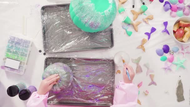 평평하게 차근차근 장식된 핼러윈 호박을 만들기 아크릴 페인트를 공예품 — 비디오