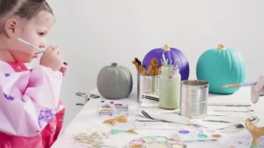 Düz yatıyordu. Adım adım. Süslü deniz kızı Cadılar Bayramı balkabağı yaratmak için akrilik boyalı balkabağı boyamak.