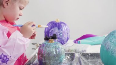 Düz yatıyordu. Adım adım. Süslü deniz kızı Cadılar Bayramı balkabağı yaratmak için akrilik boyalı balkabağı boyamak.