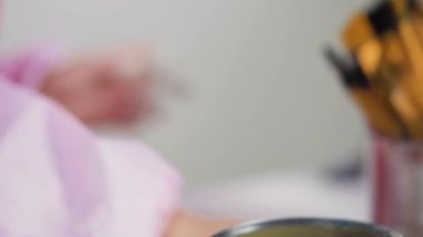 Düz yatıyordu. Adım adım. Süslü deniz kızı Cadılar Bayramı balkabağı yaratmak için akrilik boyalı balkabağı boyamak.