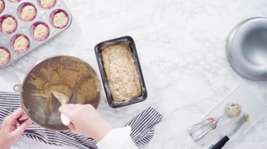 Düz yatıyordu. Adım adım. Muzlu ekmek pişirmek için bir somun tavaya muz ekmek hamuru döküyorum..