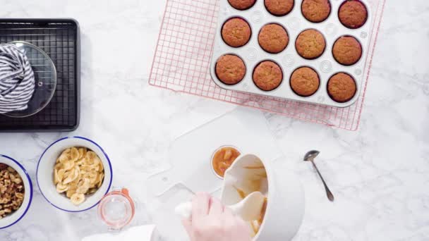 Ležel Krok Krokem Ozdobné Banánové Muffiny Domácím Karamelem Banánovými Lupínky — Stock video