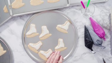 Buzlu buz pateni şekilli şeker kurabiyeleri ve kraliyet kreması..