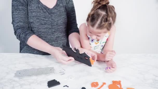 Klein Meisje Haar Moeder Werken Aan Een Halloween Ambachtelijk Project — Stockvideo