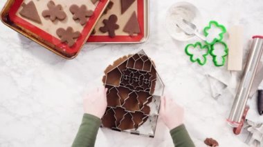 Düz yatıyordu. Adım adım. Zencefilli kurabiye hamurundan Noel kurabiyeleriyle şekiller kesiyorum..