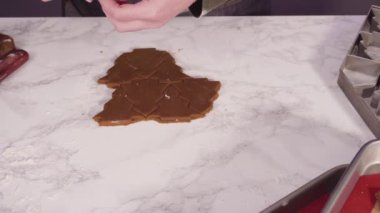 Adım adım. Zencefilli kurabiye hamurundan Noel kurabiyeleriyle şekiller kesiyorum..