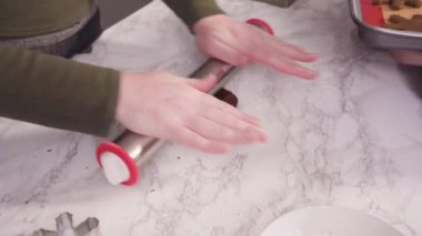 Adım adım. Zencefilli kurabiye hamurundan Noel kurabiyeleriyle şekiller kesiyorum..