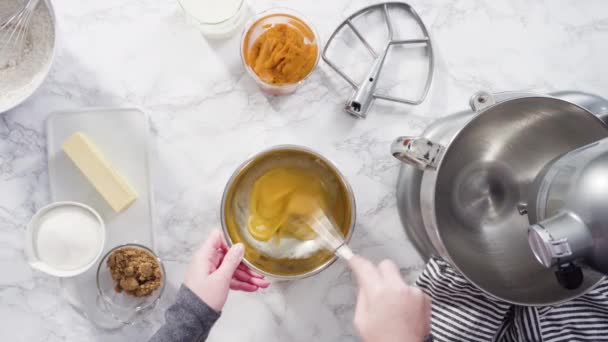 Υλικά Για Ψήσετε Cranberry Muffins Μια Μαρμάρινη Επιφάνεια Κουζίνας — Αρχείο Βίντεο