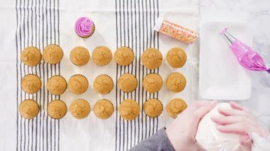 Mutfak manzarasında kek yapmak. 