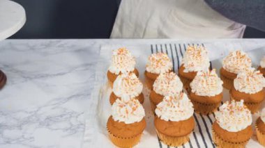 Mutfak manzarasında kek yapmak. 