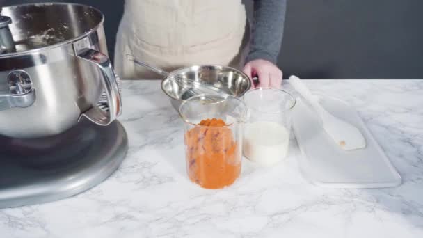 在大理石厨房表面烘焙越橘松饼的配料 — 图库视频影像