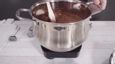 Adım adım. Basit çikolatalı şekerlemeler yapmak için yemek kabındaki malzemeleri karıştırıyorum..