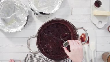 Düz yatıyordu. Adım adım. Basit çikolatalı şekerlemeler yapmak için yemek kabındaki malzemeleri karıştırıyorum..