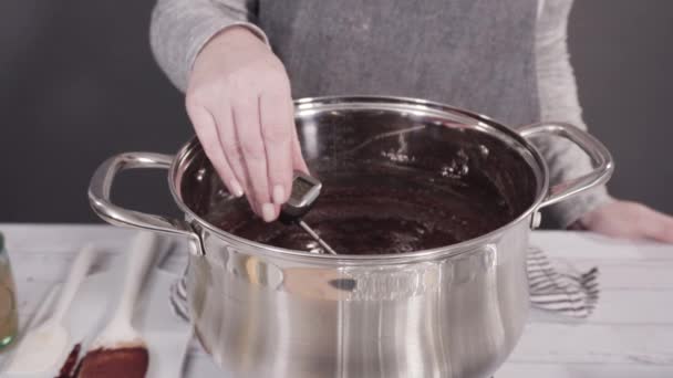 Βήμα Βήμα Αναμιγνύοντας Συστατικά Στην Κατσαρόλα Για Κάνει Απλή Σοκολάτα — Αρχείο Βίντεο