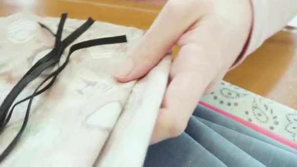 コロナウイルス発生のためのミシンで綿面マスクを縫う — ストック動画