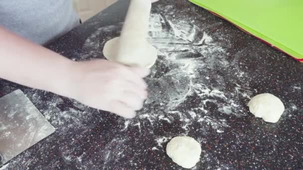 Preparando Pão Liso Balcão Cozinha Residencial — Vídeo de Stock