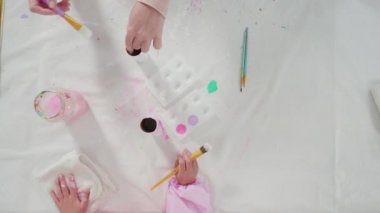 Düz yatıyordu. Adım adım. Kağıttan tek boynuzlu atlar yapmak ve boş tuvalet kağıdı ruloları yapmak..