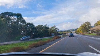 Los Angeles, California, ABD-4 Aralık 2022 HWY 101 'de Santa Barbara, California yakınlarında yol bulutlarla kaplanarak, hala kasvetli bir atmosfer yaratıyor.