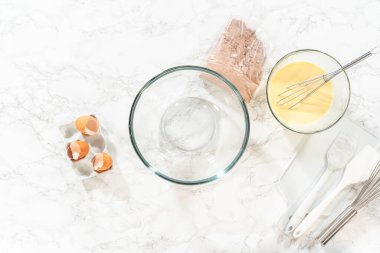 Düz yatıyordu. El çırpma makinesiyle, malzemeler cam karıştırma kabında ustalıkla karıştırılarak nefis bir çikolatalı kek elde ediliyor..