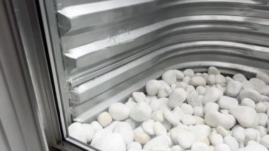 Oluklu çelik yüzeyi olan bir metal çıkış penceresine yakın plan. Ev geliştirme veya bakım içeriği için ideal.