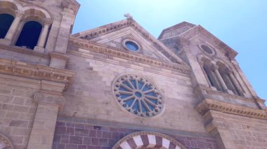 Santa Fe, New Mexico, ABD-1 Haziran 2024 Santa Fe, New Mexico 'nun tarihi şehir merkezinin büyüleyici görüntüsü, ikonik La Fonda Oteli ve St. Fonda Katedral Bazilikası