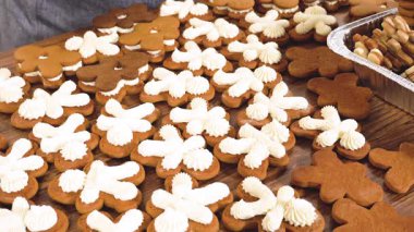 Zencefilli kurabiye sandviçi ve yumurta likörlü tereyağı. Noel hediyesi olarak sade bir ahşap masada sunuluyor..