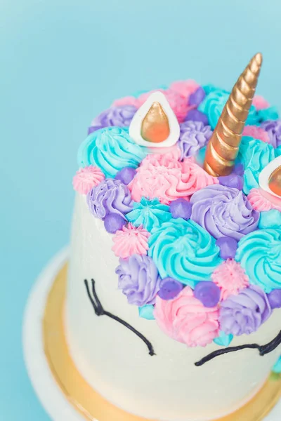 Gateau Gourmet A La Licorne Avec Glacage A La Creme Au Beurre Rose Et Violet Sur Fond Bleu Patisseries Bonbons Stock Photo