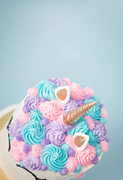 Gateau Gourmet A La Licorne Avec Glacage A La Creme Au Beurre Rose Et Violet Sur Fond Bleu Theme Dessert Stock Photo